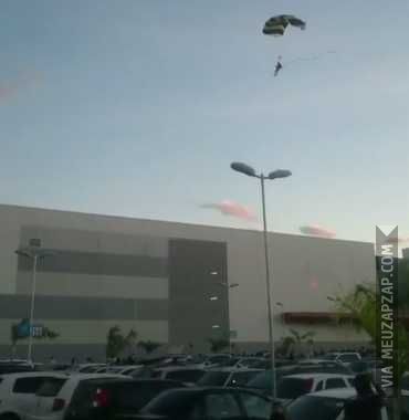 Paraquedista no Shopping - Vídeo Caiu na net para Redes Sociais