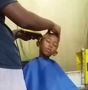 Cortando cabelo e paah - Vídeo  Engraçados para Redes Sociais