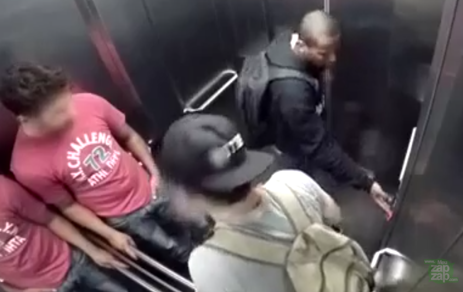 Peidinho no elevador - Vídeo  Piadas para Redes Sociais